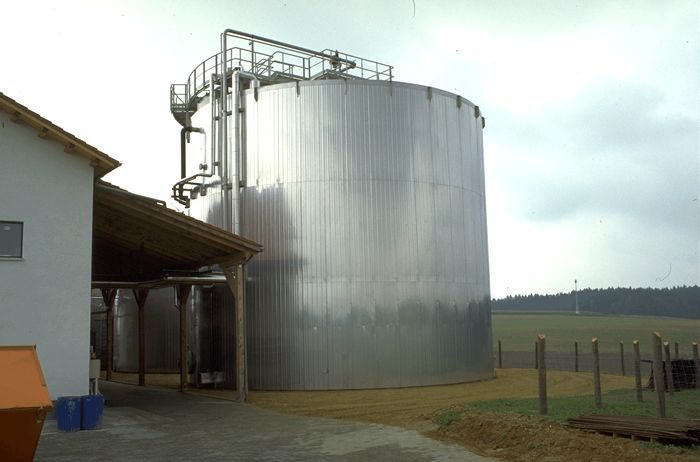 Rys.5. Różne usytuowania komór fermentacyjnych Źródło: Materiały I Forum Ekoenergetycznego, Fundacja Zielony Feniks, Polkowice, 2009.